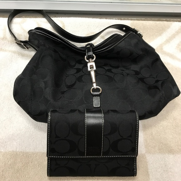 Coach Handbags - 💯 COACH pin closure purse w/ match trifold wallet